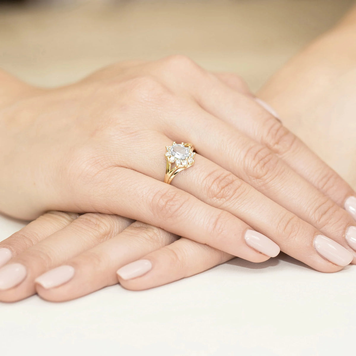 Prsten ze žlutého zlata 14k (585) s laboratorně vypěstovanými diamanty o hmotnosti 0,70 ct a 0,30 ct. Ideální jako dárek.