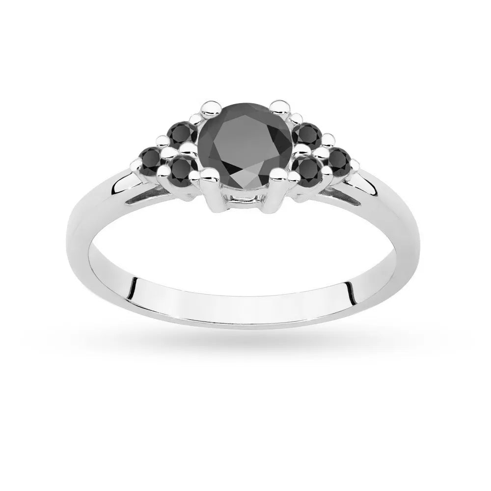 Prsten z bílého zlata 14k (585) se středovým černým diamantem o hmotnosti 0,50 ct a postranními černými diamanty 6x0,03 ct. Ideální jako dárek.