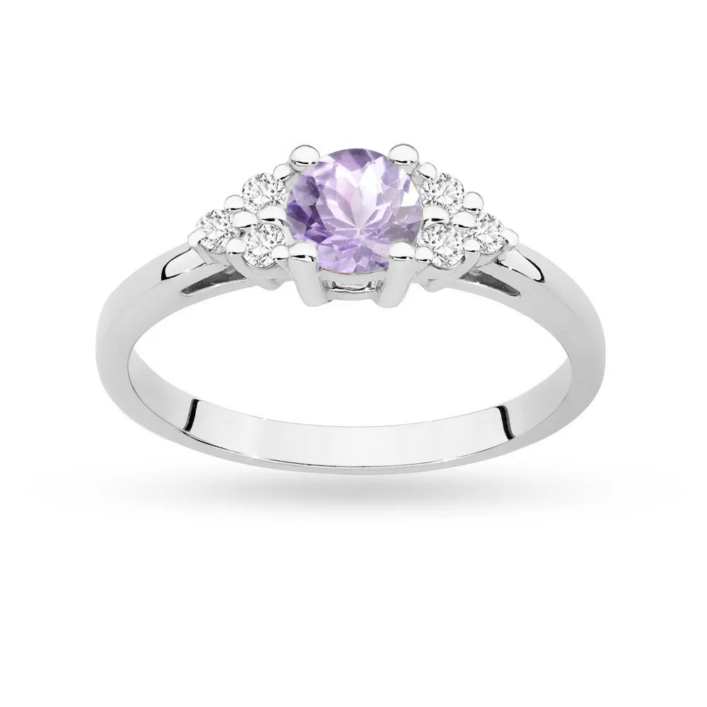 Prsten z bílého zlata 14k (585) s ametystem 0,50 ct a 6 diamanty. Perfektní jako dárek.