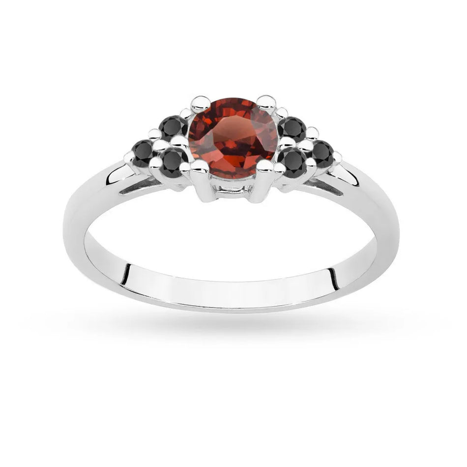 Prsten z bílého zlata 14k(585) s 0,60ct granátem a 6 černými diamanty. Ideální jako dárek.