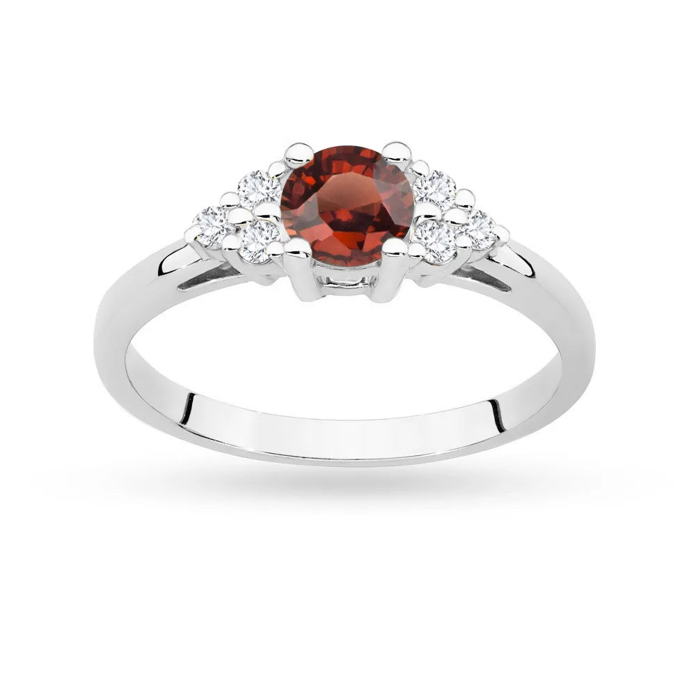 Prsten z bílého zlata 14k (585) s granátem o hmotnosti 0,60 ct a šesti diamanty. Skvělý jako dárek.