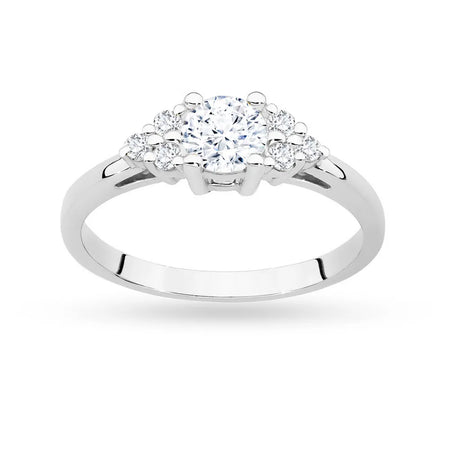 Prsten z bílého zlata 14k(585) s bílým safírem o hmotnosti 0,60 ct a 6 diamanty. Ideální jako dárek.