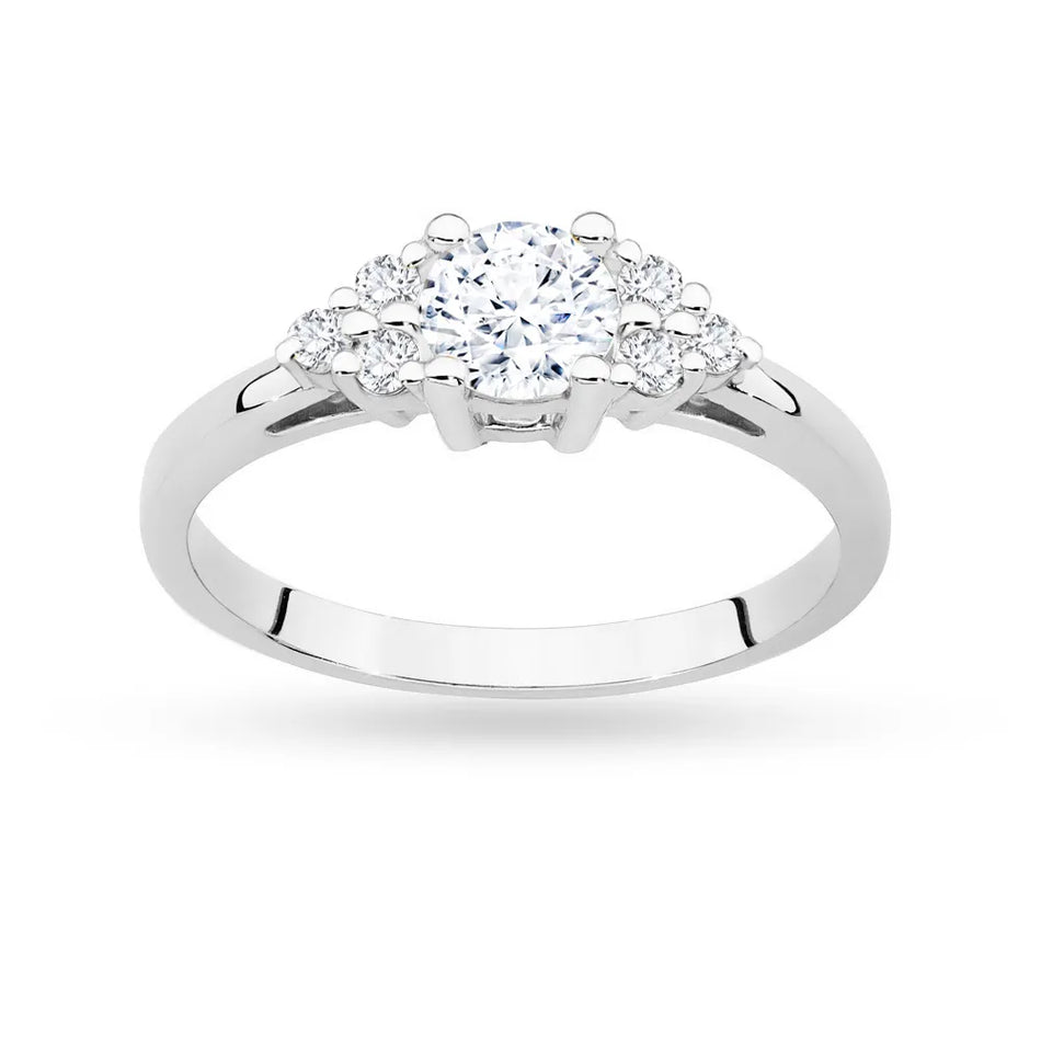 Prsten z bílého zlata 14k(585) s bílým safírem o hmotnosti 0,60 ct a 6 diamanty. Ideální jako dárek.