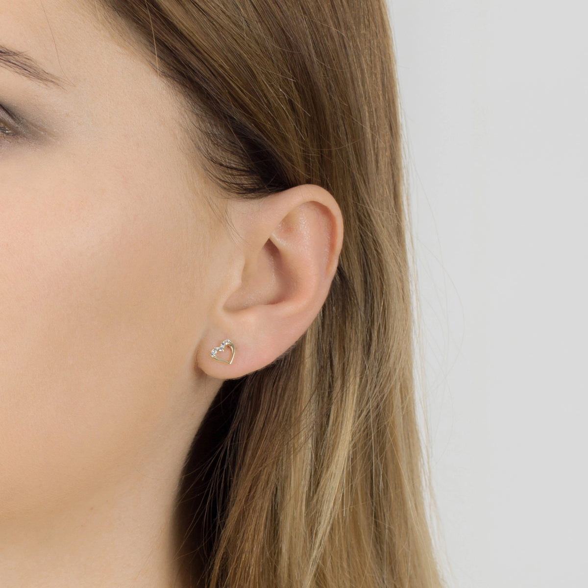 14-carat gold earrings with zirconia are excellent choice as a gift. Gold earrings come with a jewelry tag showing the fineness.