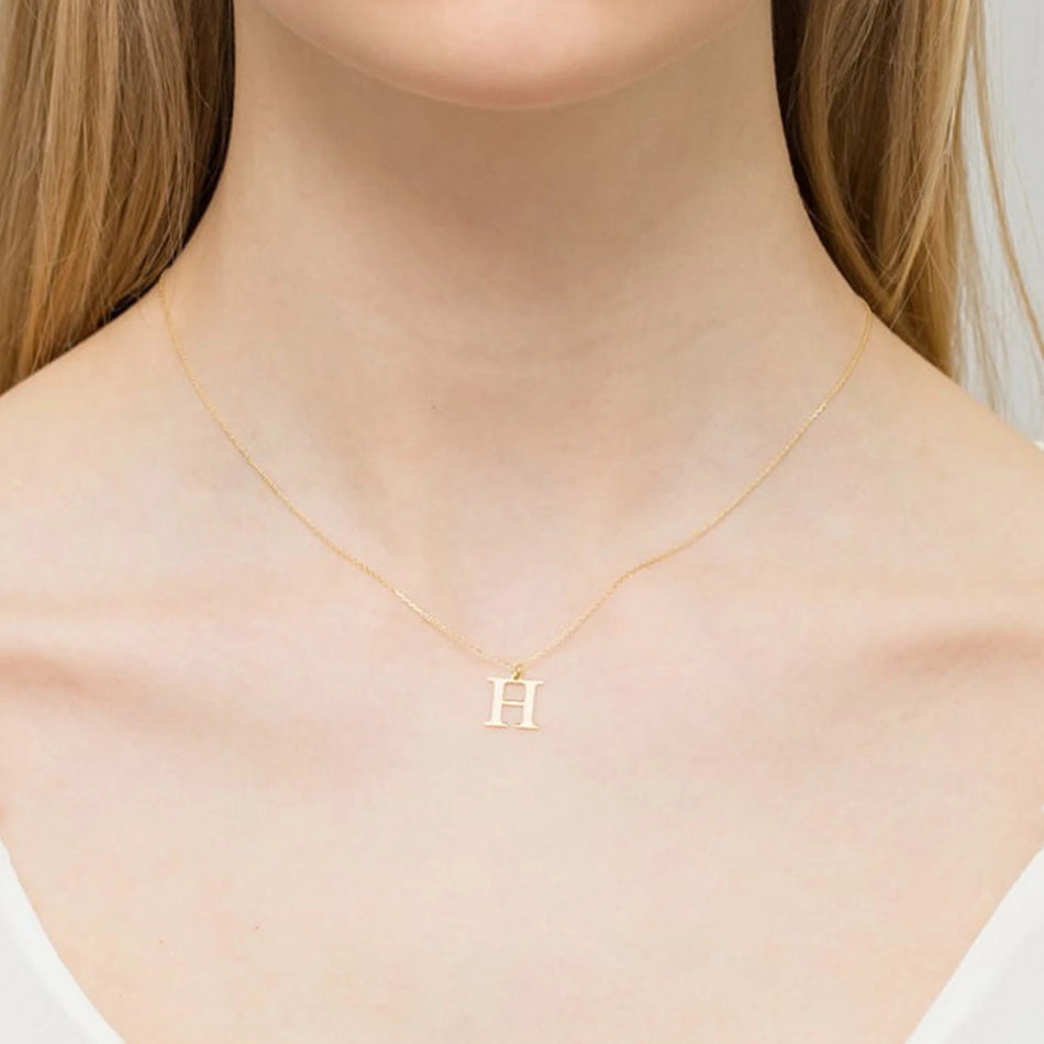 Jemný náhrdelník ze žlutého zlata s přívěskem písmene H a diamantem