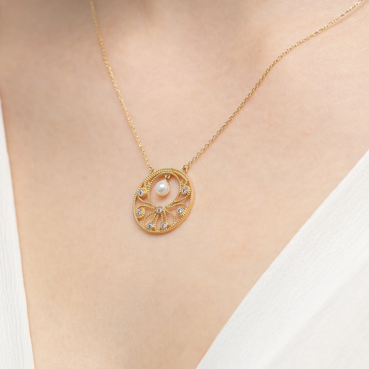 Náhrdelník ze zlata 14k(585) s perlou ve vintage stylu. Objednejte dárek pro maminku, přítelkyni nebo snoubenku.