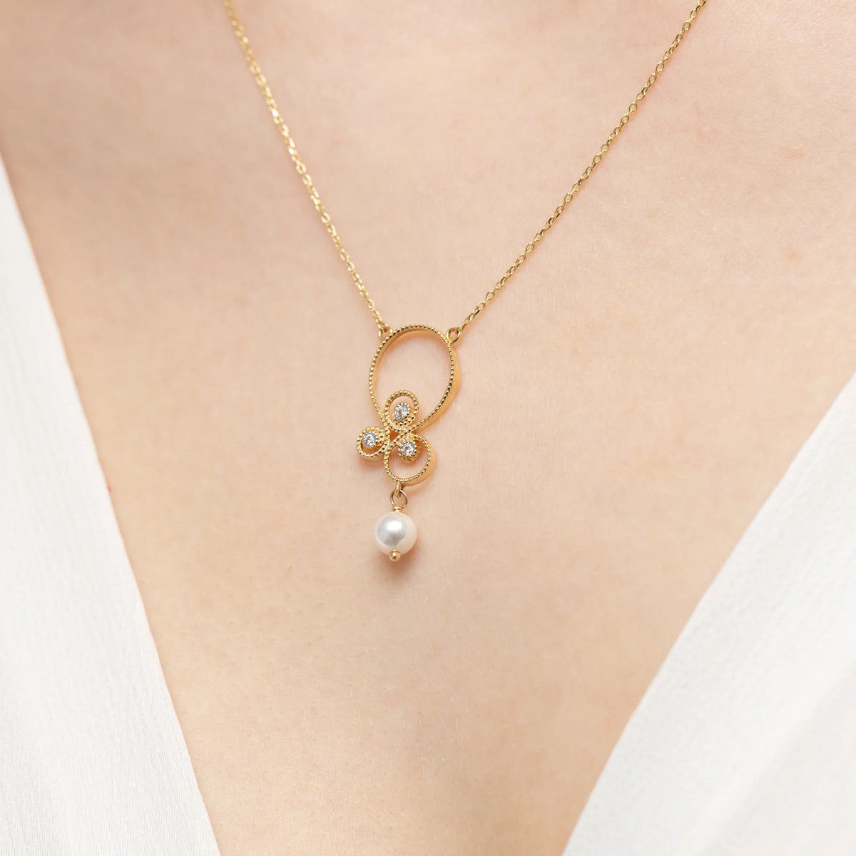Náhrdelník ze zlata 14k(585) s perlou ve vintage stylu. Objednejte dárek pro maminku, přítelkyni nebo snoubenku.