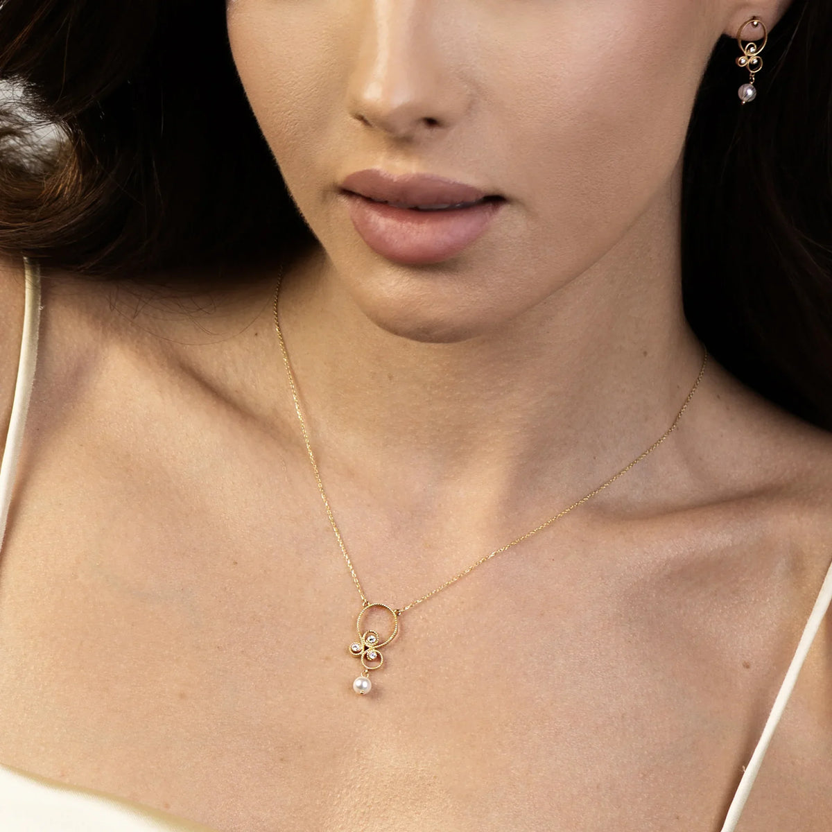 Náhrdelník ze zlata 14k(585) s perlou ve vintage stylu. Objednejte dárek pro maminku, přítelkyni nebo snoubenku.