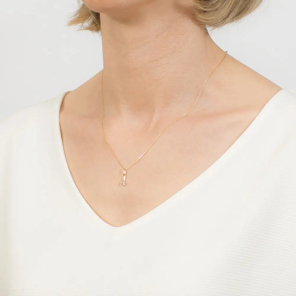 Zlatý přívěsek s třpytivým zirkonem ve tvaru písmena „A“. Vyroben z vysoce kvalitního žlutého zlata 585 (14 karátů)