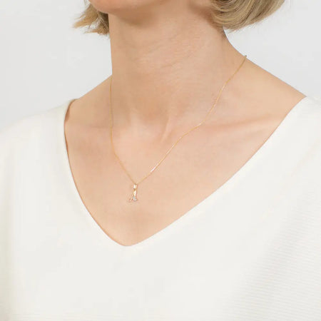 Zlatý přívěsek s třpytivým zirkonem ve tvaru písmena „A“. Vyroben z vysoce kvalitního žlutého zlata 585 (14 karátů)