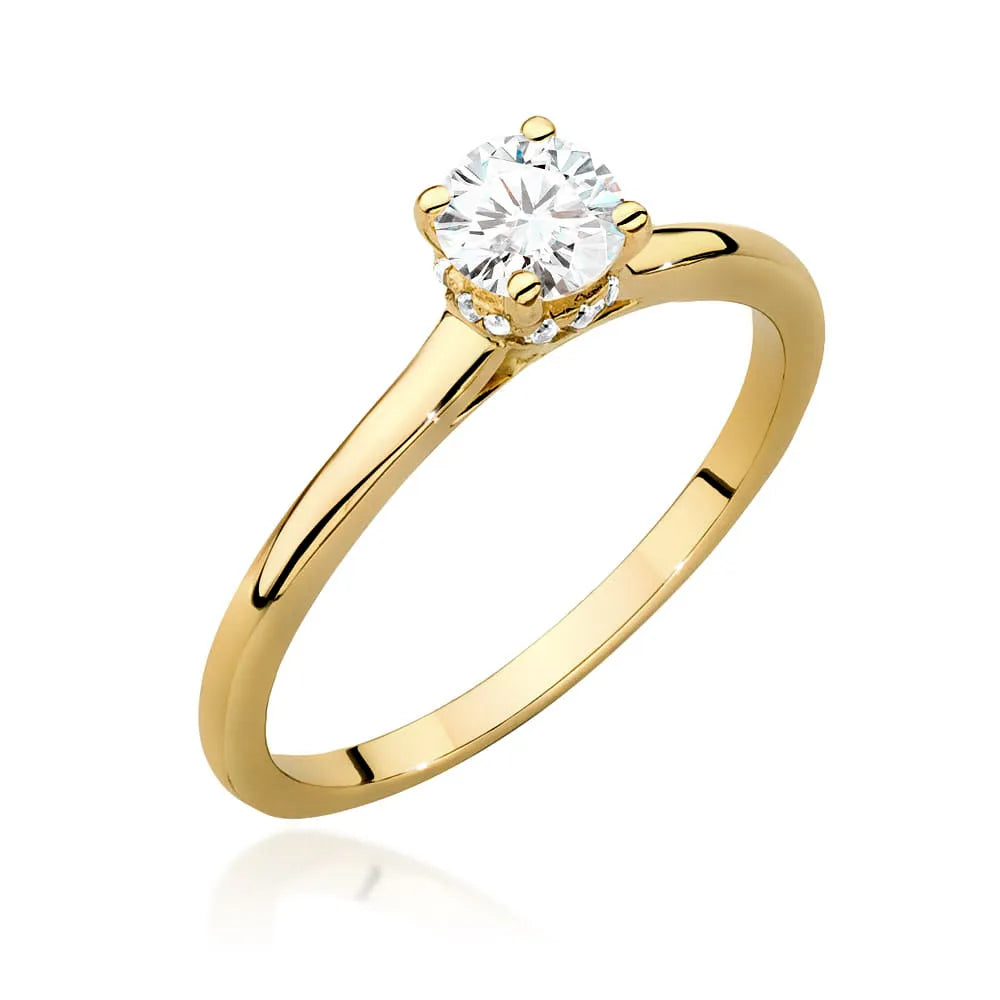 Prsten ze žlutého zlata 14k (585) s diamanty o hmotnosti 0,40 ct a 0,06 ct. Je zabalen v elegantní krabičce, která je ideální jako dárek.