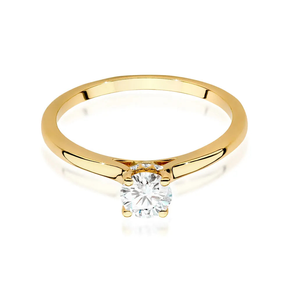 Prsten ze žlutého zlata 14k (585) s diamanty o hmotnosti 0,40 ct a 0,06 ct. Je zabalen v elegantní krabičce, která je ideální jako dárek.
