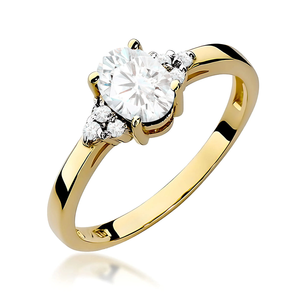 Prsten ze zlata 14k (585) s laboratorními diamanty o hmotnosti 0,70 ct a 0,052 ct. Je zabalen v elegantní krabičce, která je ideální jako dárek.
