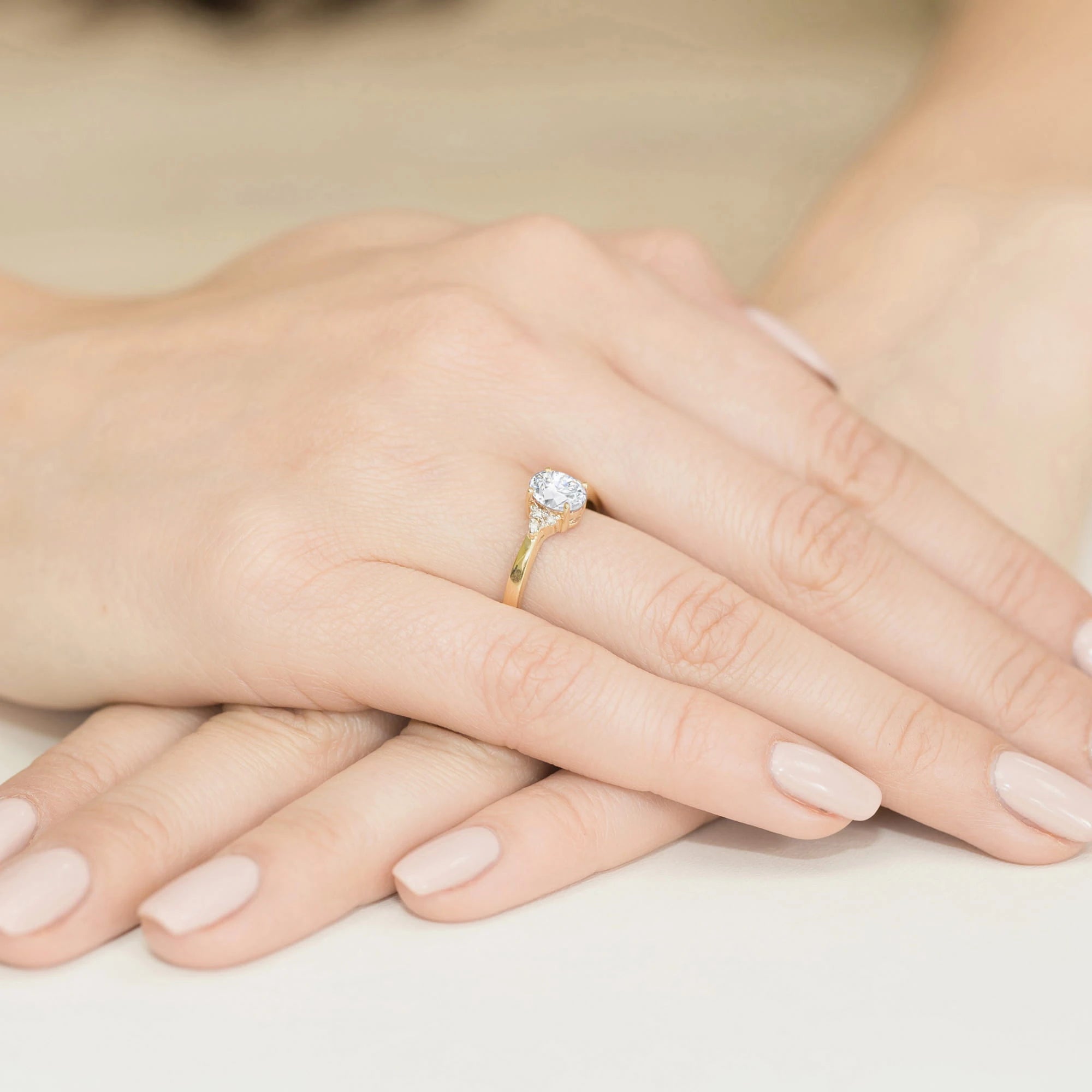 Prsten ze zlata 14k (585) s laboratorními diamanty o hmotnosti 0,70 ct a 0,052 ct. Je zabalen v elegantní krabičce, která je ideální jako dárek.