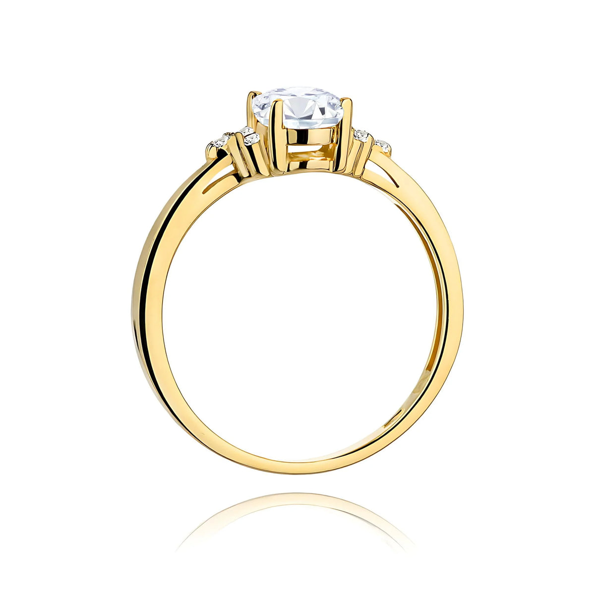 Prsten ze zlata 14k (585) s laboratorními diamanty o hmotnosti 0,70 ct a 0,052 ct. Je zabalen v elegantní krabičce, která je ideální jako dárek.