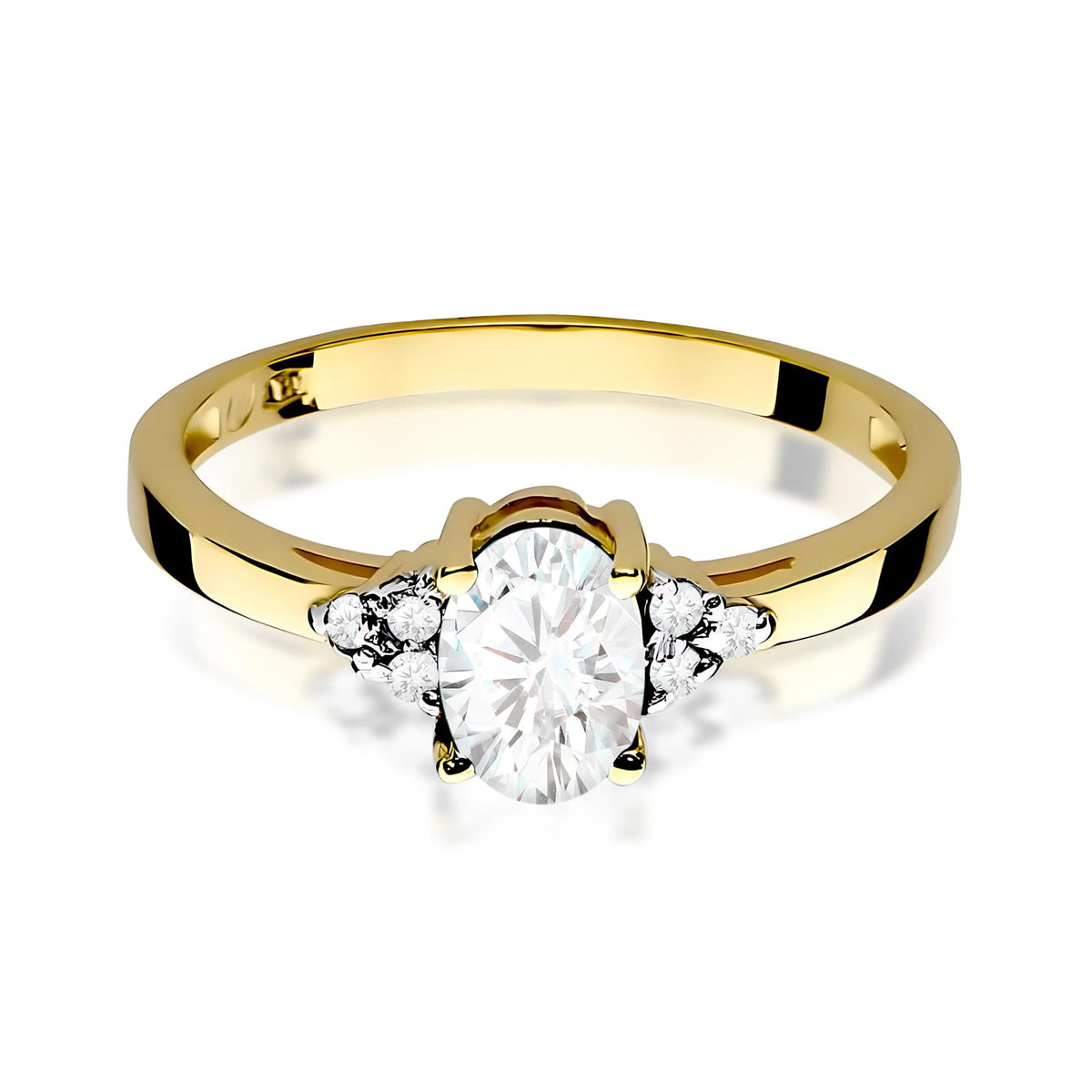 Prsten ze zlata 14k (585) s laboratorními diamanty o hmotnosti 0,70 ct a 0,052 ct. Je zabalen v elegantní krabičce, která je ideální jako dárek.
