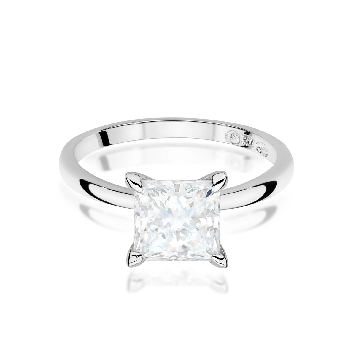 Prsten z bílého zlata 14k (585) s laboratorně vytvořeným diamantem o hmotnosti 2 ct. Je zabalen v elegantní krabičce, která je ideální jako dárek.