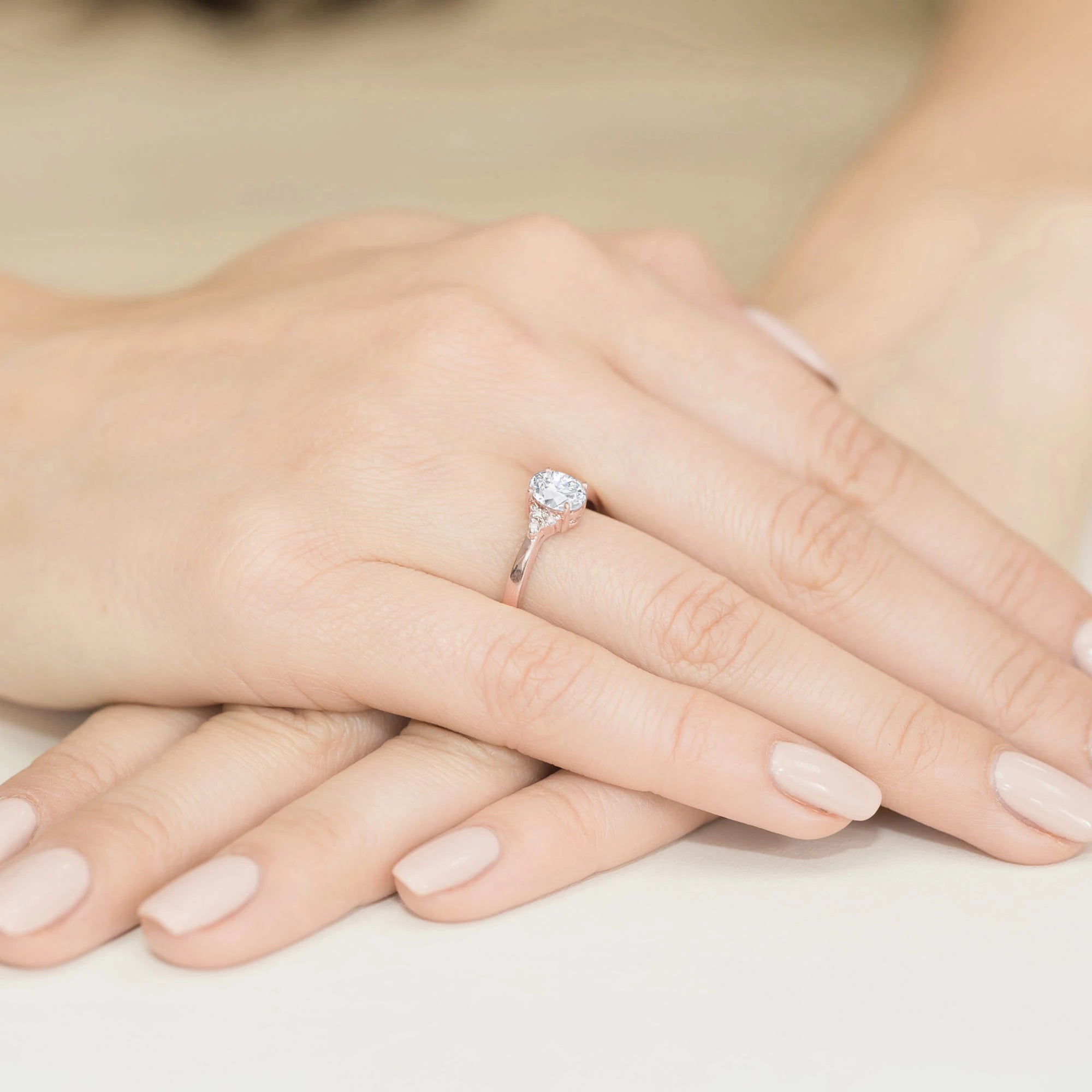 Prsten z růžového zlata 14k(585) s laboratorními diamanty o hmotnosti 0,70 ct a 0,052 ct. Balený v elegantní krabičce, která je ideální jako dárek.