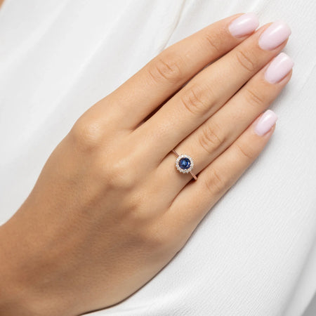 Prsten z růžového zlata 14k(585) s 0,50ct safírem. Je zabalen v elegantní krabičce, která je ideální jako dárek.