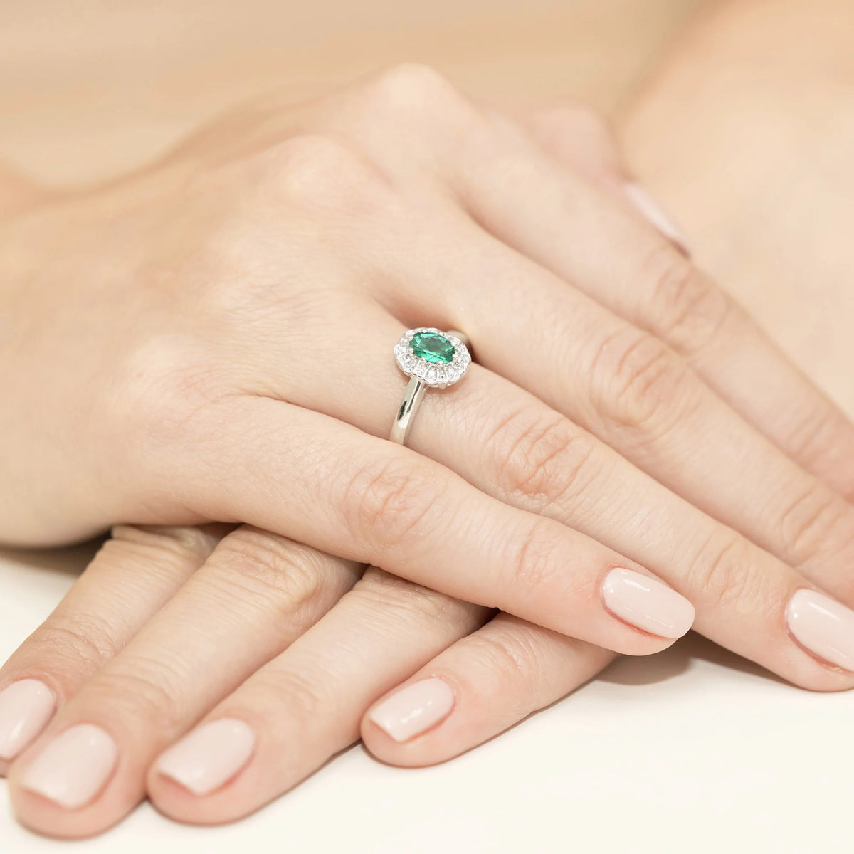 14k (585) White Gold Ring | 0.40ct Emerald and 0.069ct Diamonds | GREMARI Jewelry
