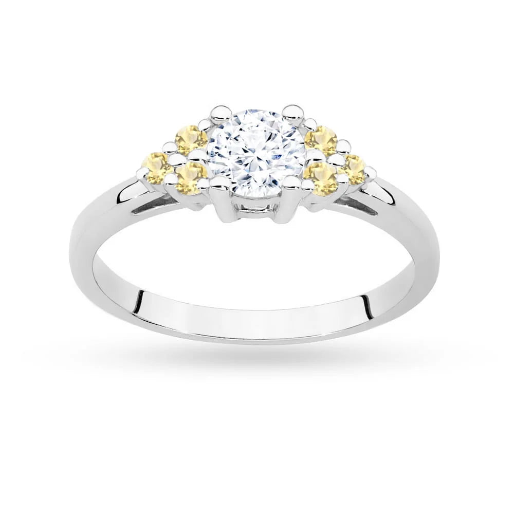 Prsten z bílého zlata 14k(585) se 0,60ct bílým safírem a 6 bronzovými diamanty. Perfektní jako dárek.