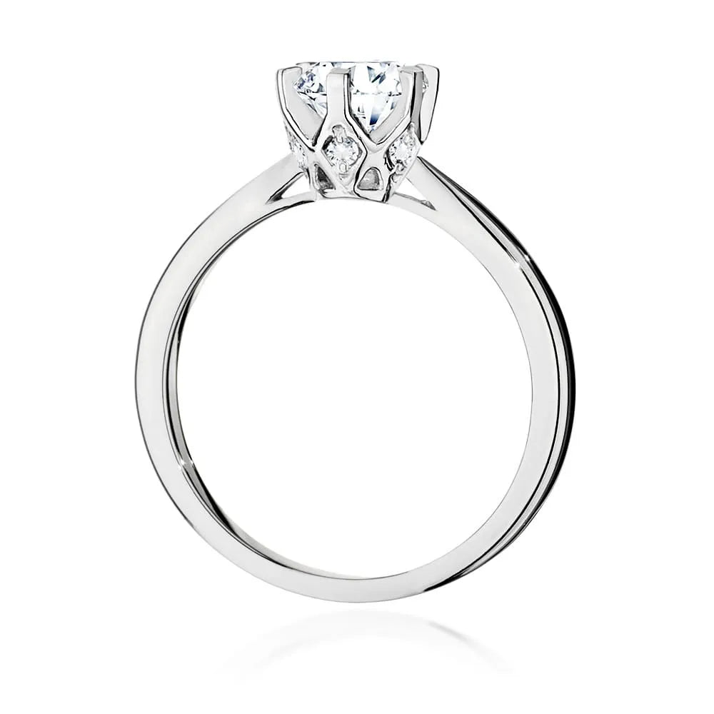 Prsten z bílého zlata 14k (585) s diamantem 1 ct a postranními diamanty 0,06 ct. Perfektní jako dárek.