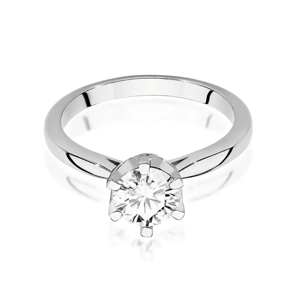Prsten z bílého zlata 14k (585) s diamantem 1 ct a postranními diamanty 0,06 ct. Perfektní jako dárek.