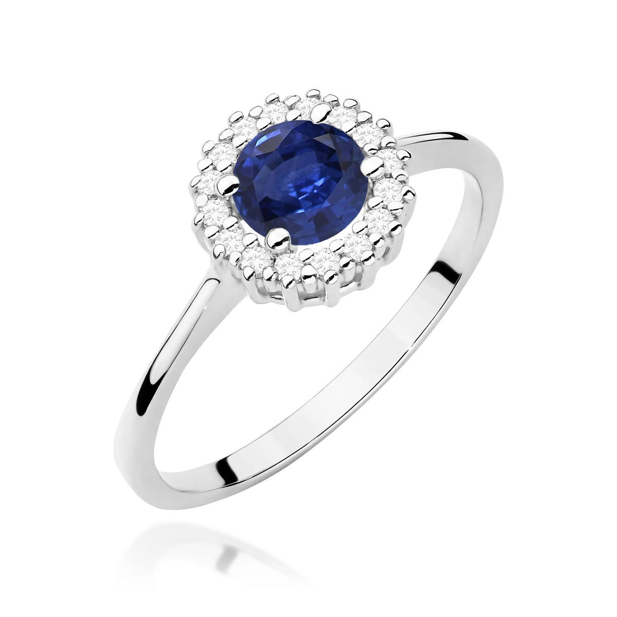 Prsten z bílého zlata 14k(585) se safírem o hmotnosti 0,50 ct. Je zabalen v elegantní krabičce, která je ideální jako dárek.