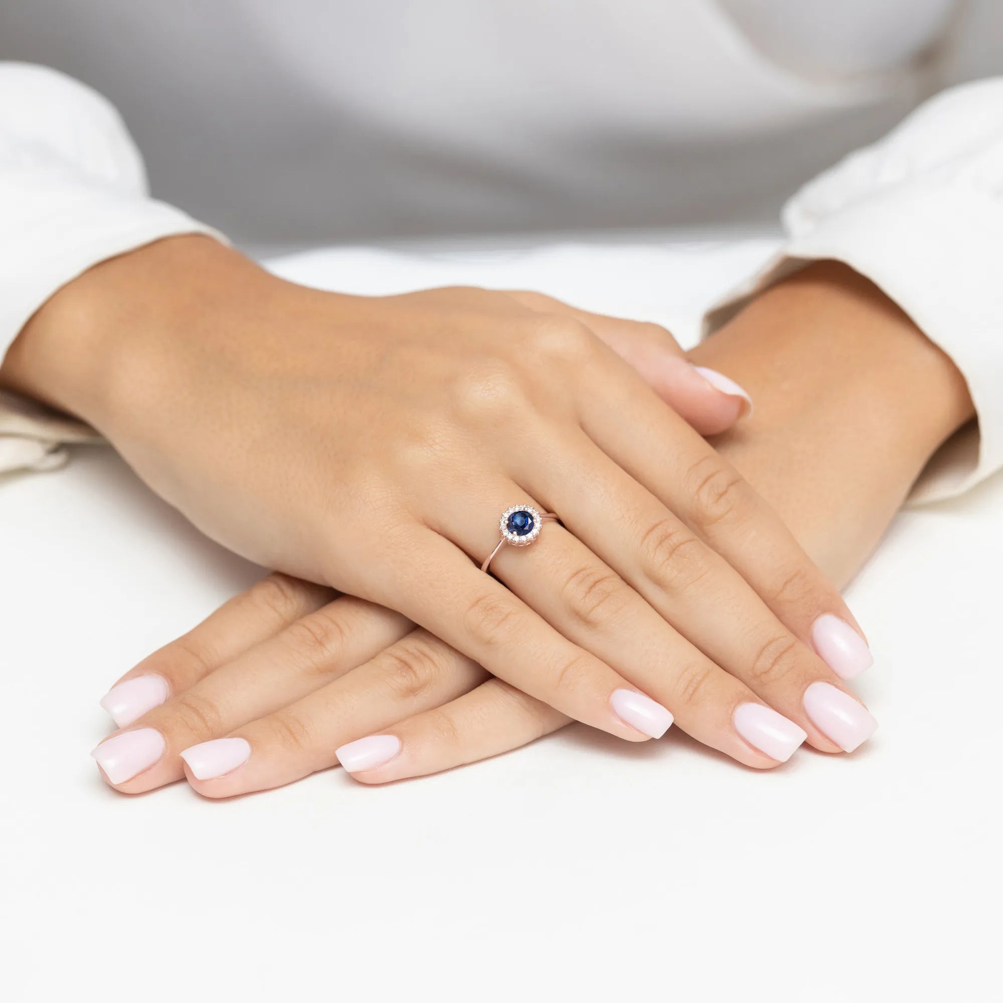 Prsten z bílého zlata 14k(585) se safírem o hmotnosti 0,50 ct. Je zabalen v elegantní krabičce, která je ideální jako dárek.