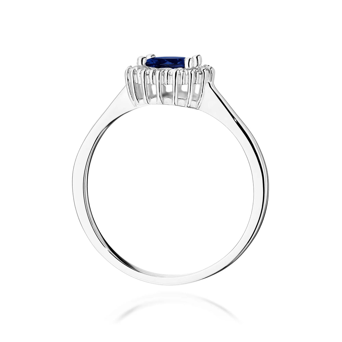 Prsten z bílého zlata 14k(585) se safírem o hmotnosti 0,50 ct. Je zabalen v elegantní krabičce, která je ideální jako dárek.