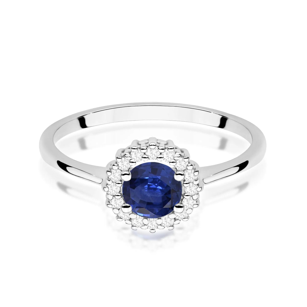 Prsten z bílého zlata 14k(585) se safírem o hmotnosti 0,50 ct. Je zabalen v elegantní krabičce, která je ideální jako dárek.