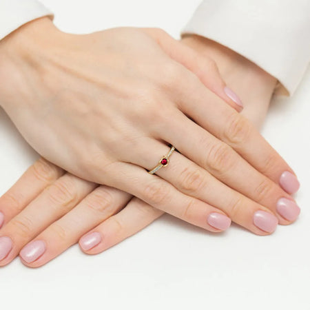 Prsten ze 14karátového zlata s rubínem o hmotnosti 0,15 ct a diamanty o hmotnosti 0,05 ct. Zabalený v černé krabičce, papíru a dárkové tašce.