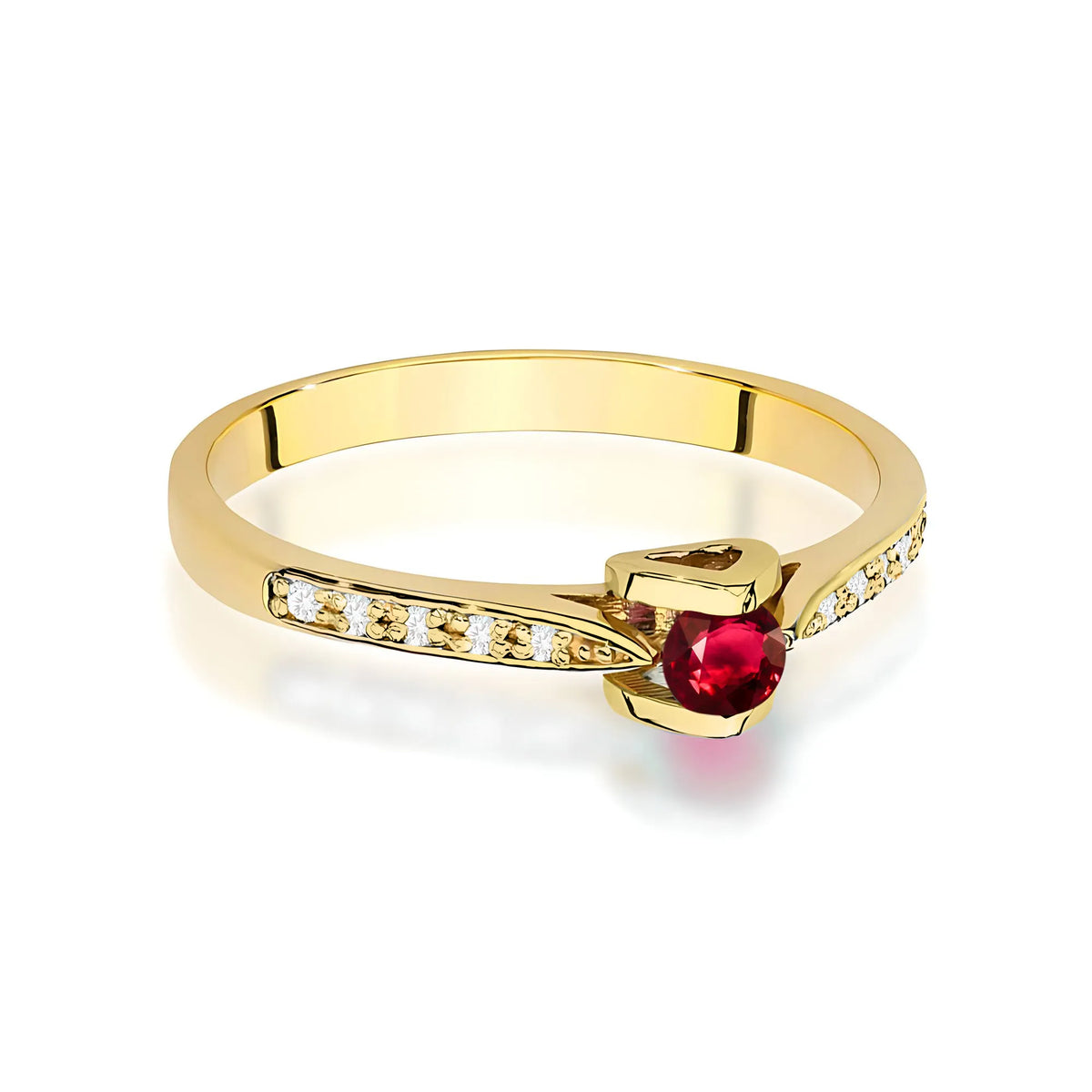 Prsten ze 14karátového zlata s rubínem o hmotnosti 0,15 ct a diamanty o hmotnosti 0,05 ct. Zabalený v černé krabičce, papíru a dárkové tašce.