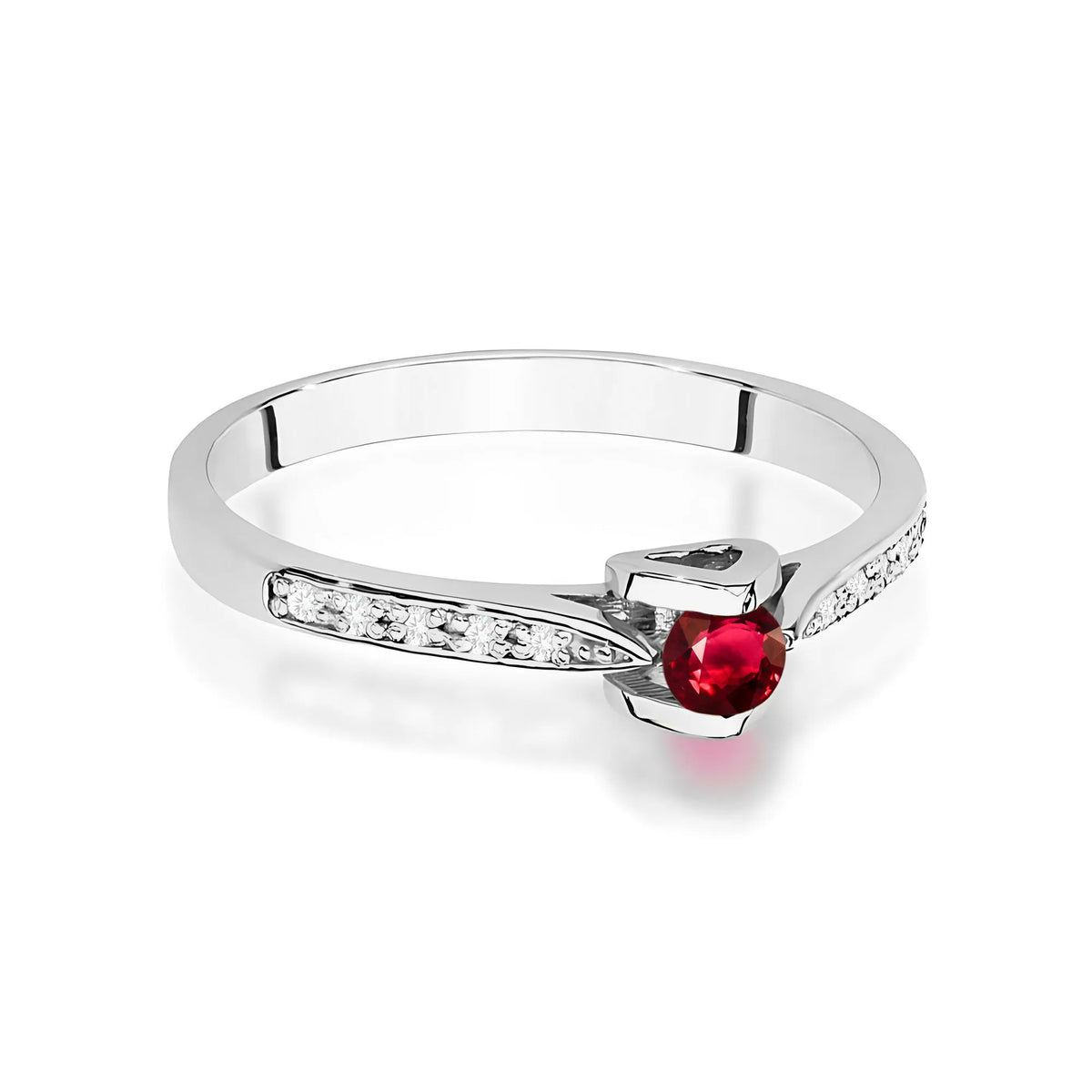 Prsten z 14karátového bílého zlata s rubínem o hmotnosti 0,15 ct a diamanty o hmotnosti 0,05 ct. Balený v černé krabičce, papíru a dárkové tašce.