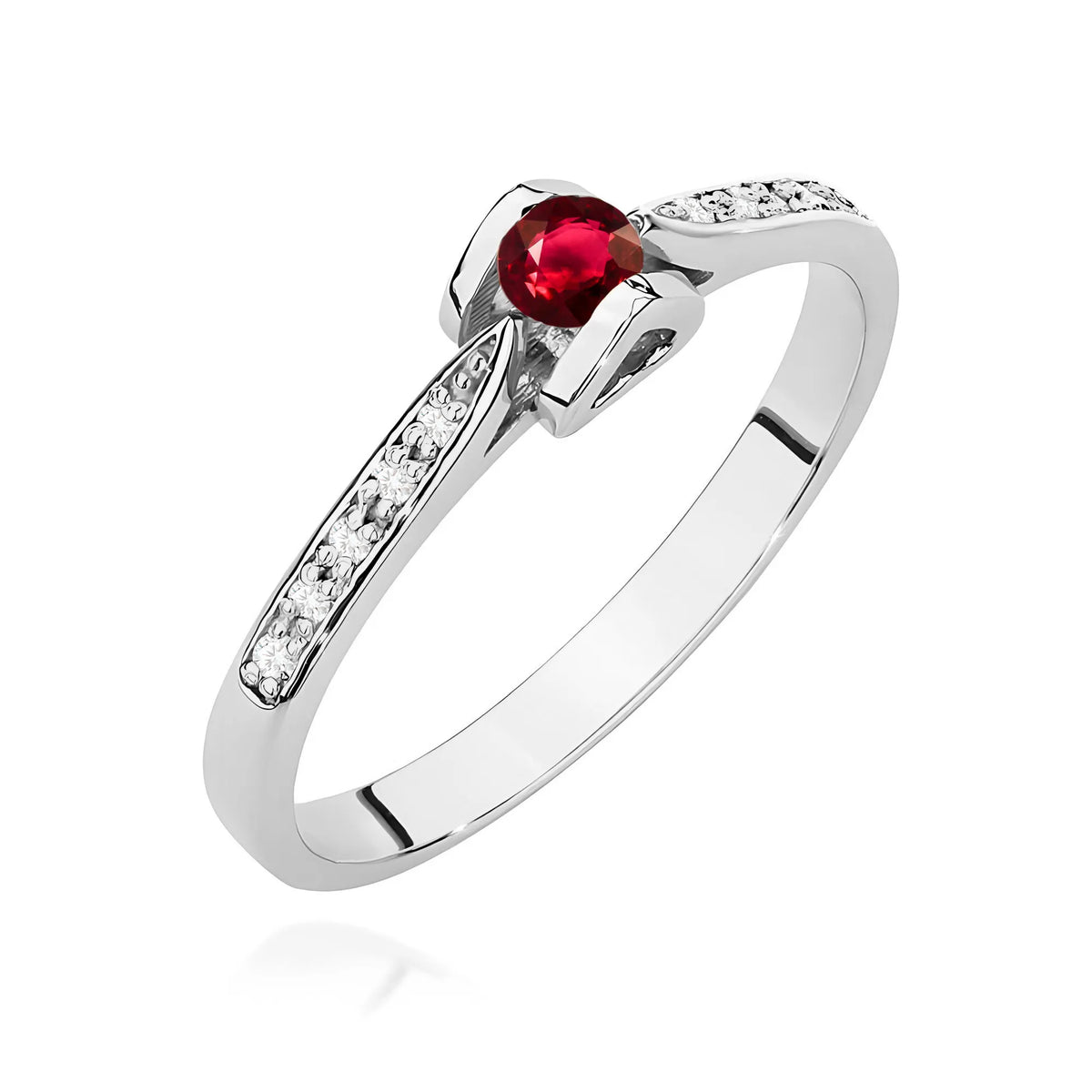 Prsten z 14karátového bílého zlata s rubínem o hmotnosti 0,15 ct a diamanty o hmotnosti 0,05 ct. Balený v černé krabičce, papíru a dárkové tašce.