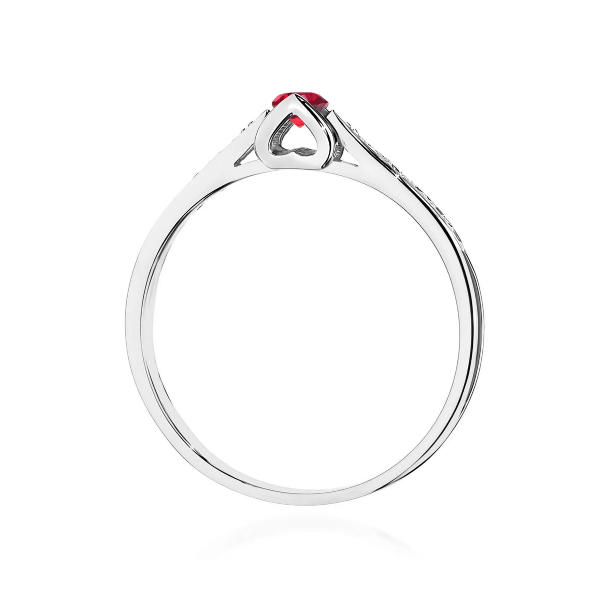 Prsten z 14karátového bílého zlata s rubínem o hmotnosti 0,15 ct a diamanty o hmotnosti 0,05 ct. Balený v černé krabičce, papíru a dárkové tašce.