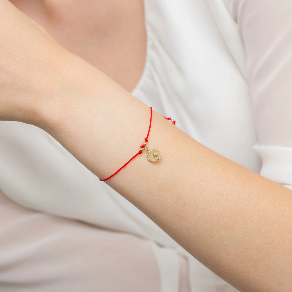 Zlatý náramek s diamantem a červeným šňůrkovým zapínáním