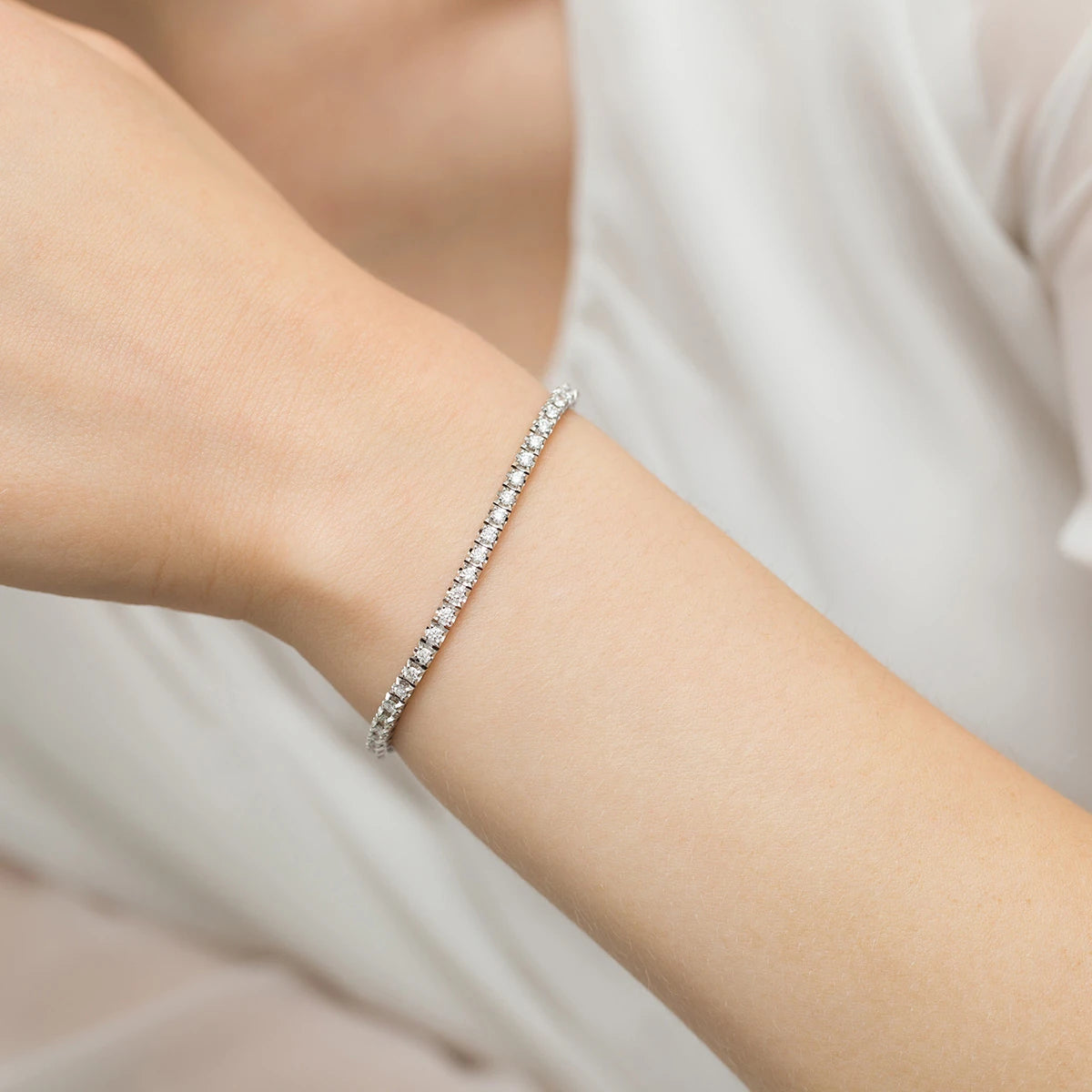 Náramek z bílého zlata s 83 přírodními diamanty – 1.204ct