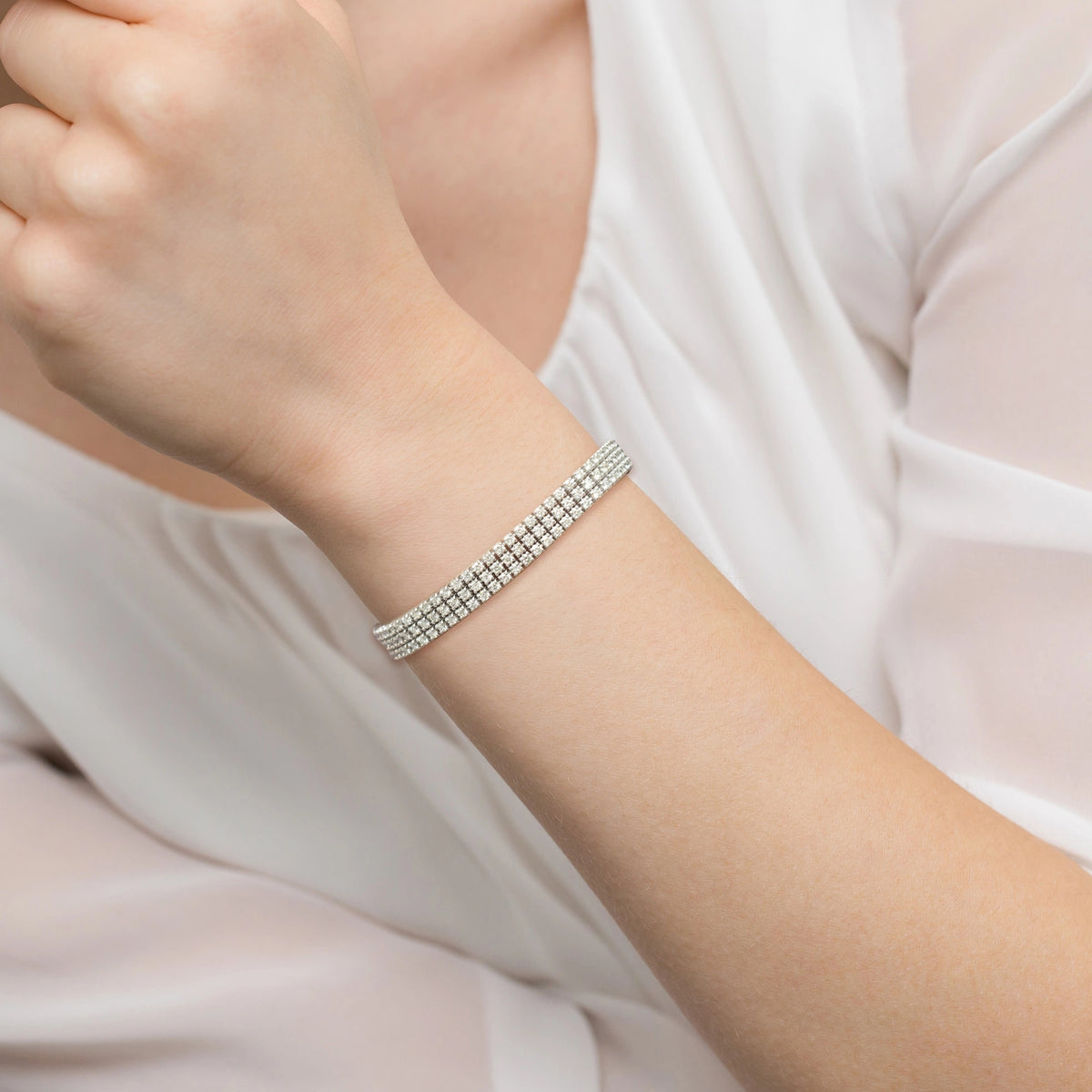 Třířadý tenisový náramek z bílého zlata s 222 round přírodními diamanty – 4.44ct