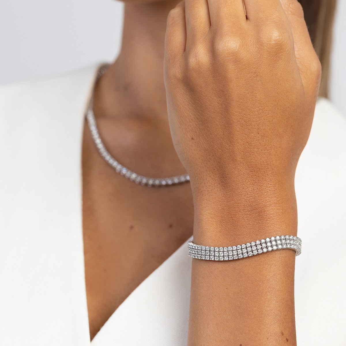 Třířadý tenisový náramek z bílého zlata s 222 round lab-grown diamanty – 4.44ct
