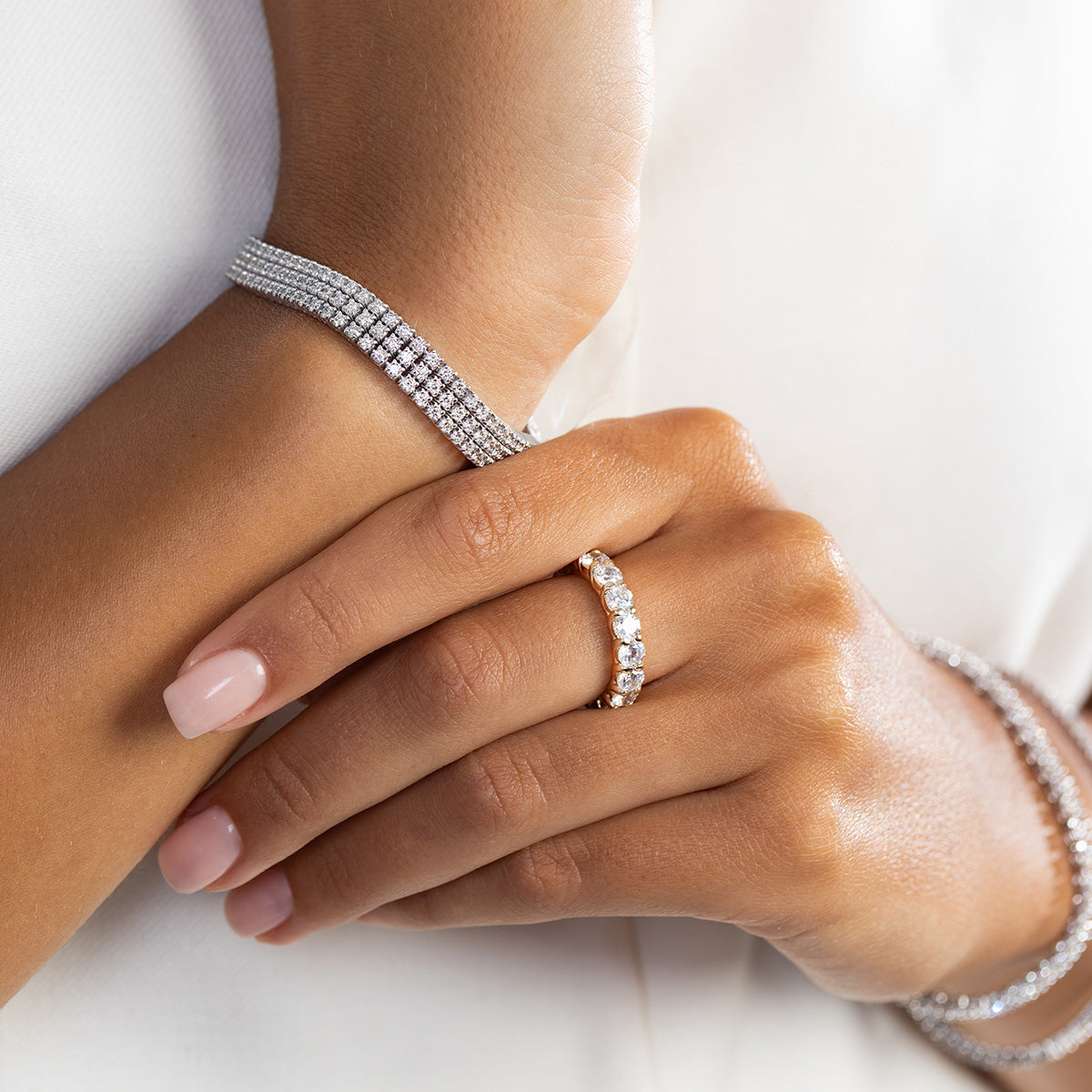 Třířadý tenisový náramek z bílého zlata s 222 round lab-grown diamanty – 4.44ct