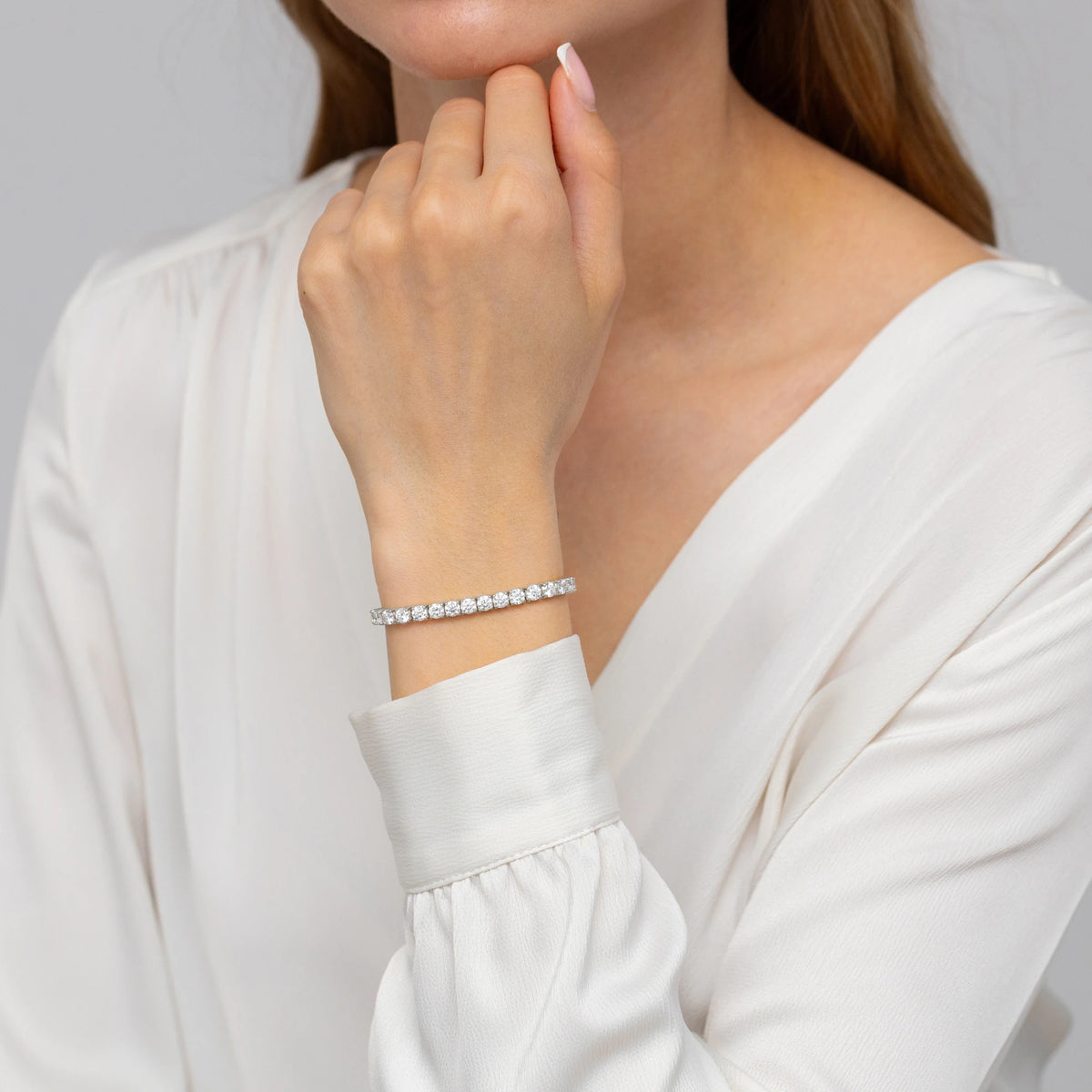 GREMARI 14K white gold tennis bracelet with 5.88ct round lab-grown diamonds – four-prong setting detail