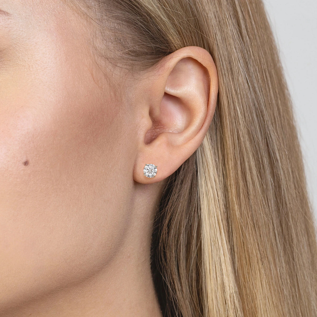 White Gold Stud Earrings with 2 × 0,70ct Round Lab-Grown Diamonds | 585 (14k) White Gold Stud Earrings