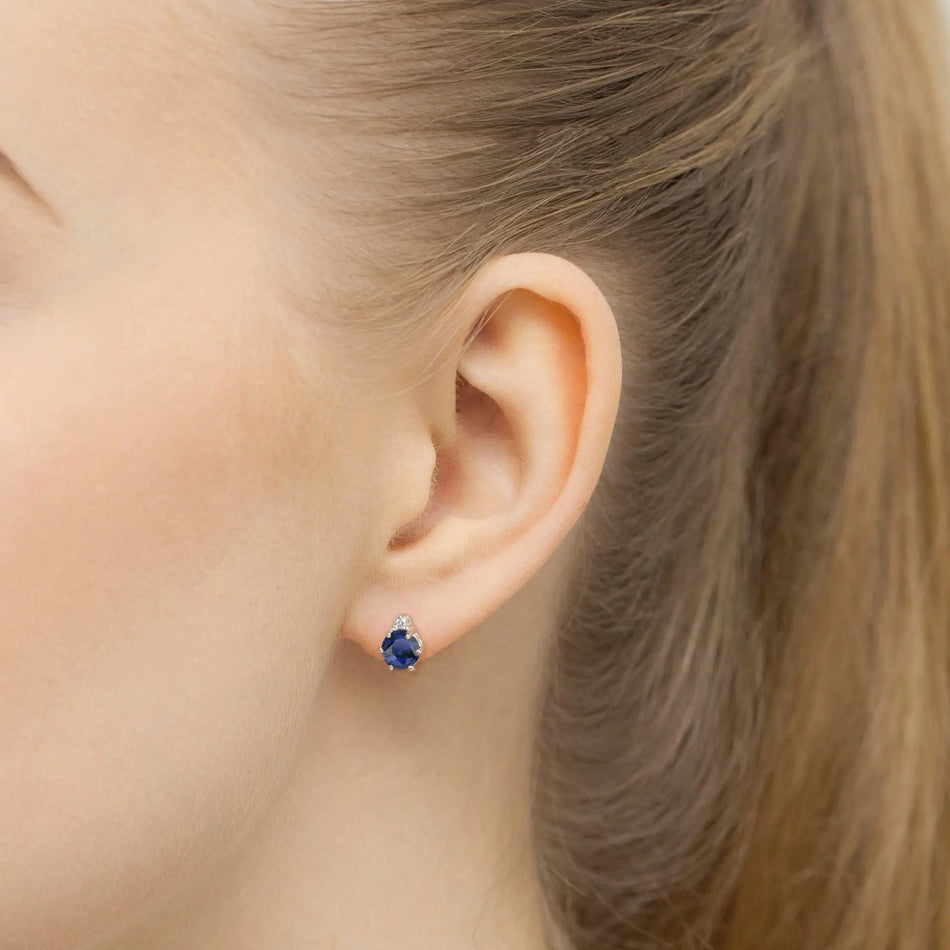 zlaté náušnice se 2 × 0,50 ct safíry a 0,029 ct doplňkovými diamanty k0076-sab-01