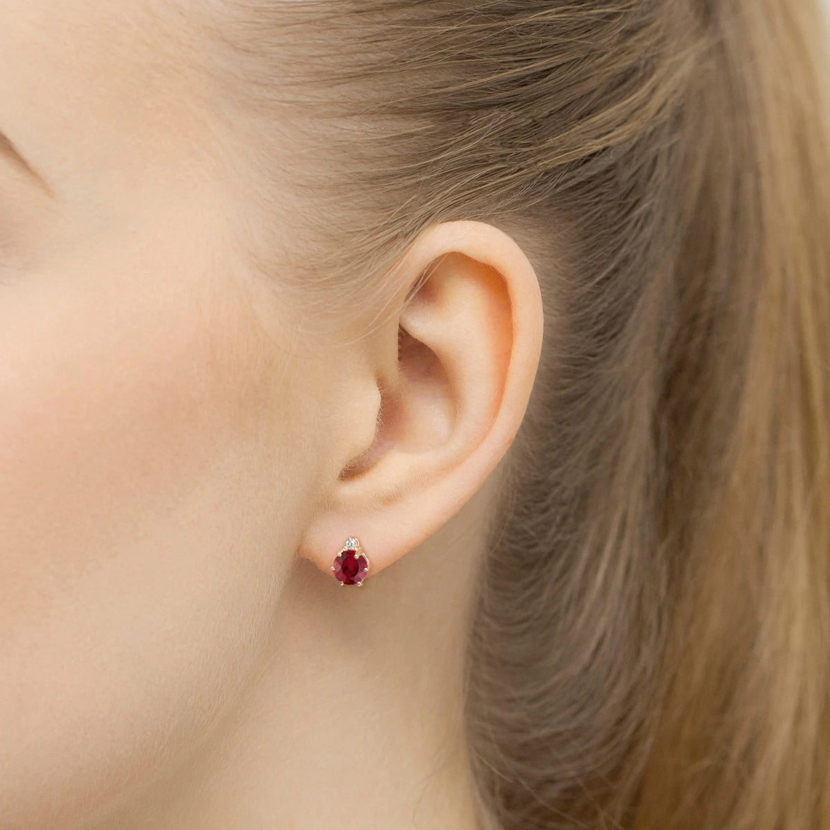 zlaté náušnice s 2 × 0,60 ct rubíny a 0,029 ct doplňujícími diamanty k0076-rur-01