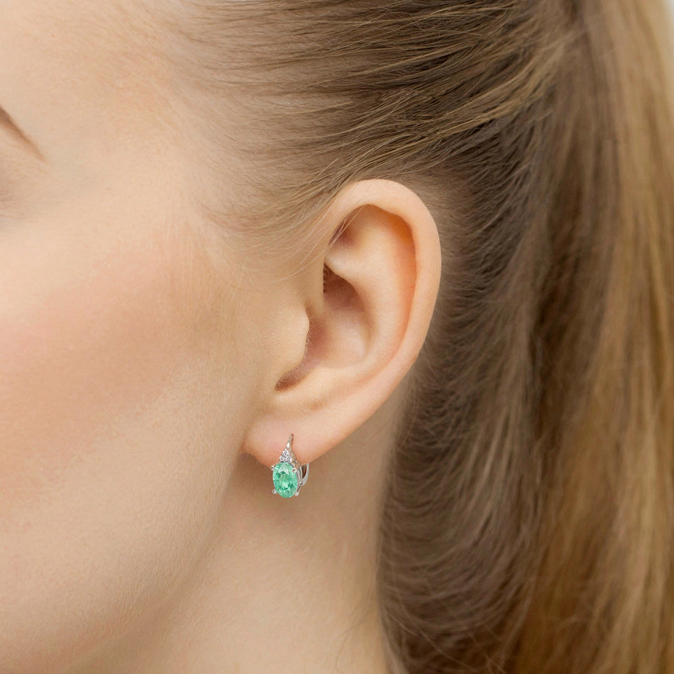 zlaté náušnice se 2 × 0,80 ct smaragdy a 0,052 ct doplňujícími diamanty k0308-emg-01