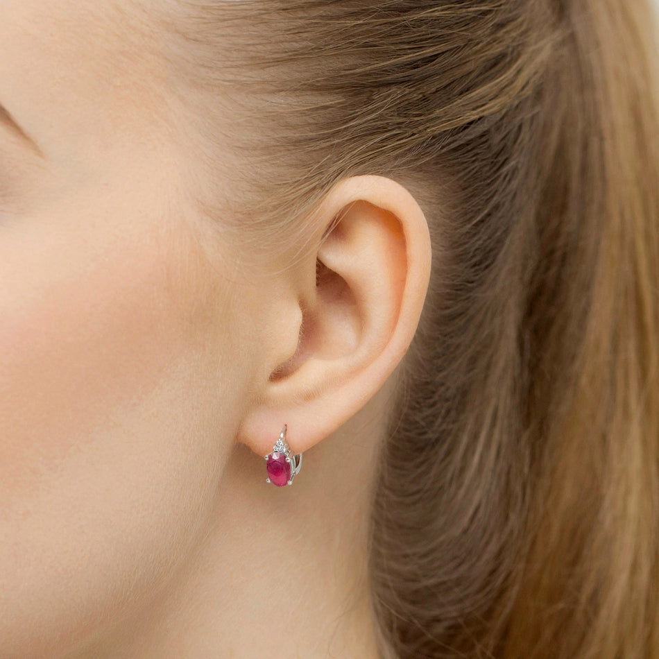 zlaté náušnice s 2 x 1,00 ct rubíny a 0,052 ct doplňujícími diamanty k0308-rur-01