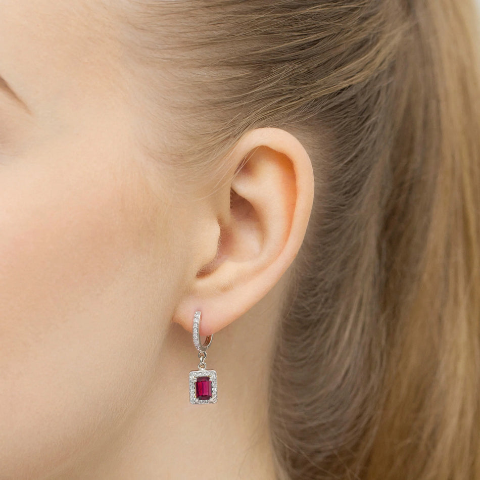 zlaté náušnice s 2 × 0,80 ct rubíny a 0,34 ct doplňujícími diamanty k0422-rur-01