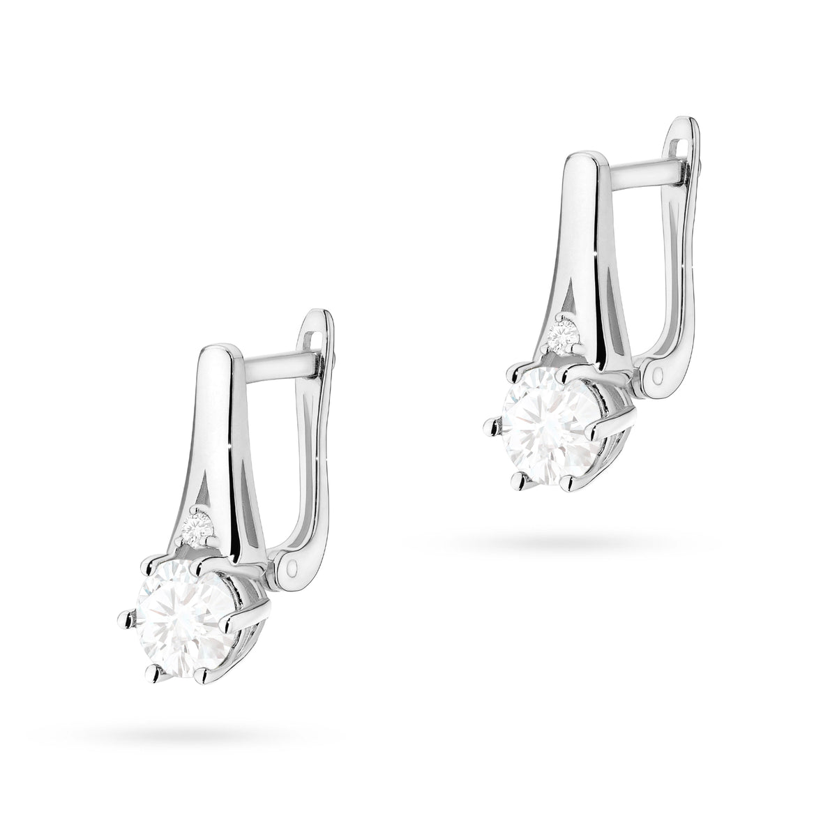 zlaté náušnice se 2 x 0,60 ct bílými safíry a 0,029 ct doplňkovými diamanty k0572-saw-01