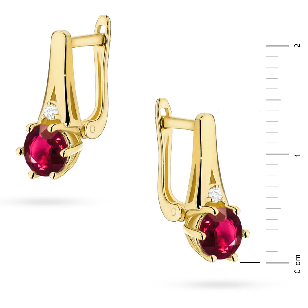 zlaté náušnice s 2 x 0,60 ct rubíny a 0,029 ct doplňujícími diamanty k0572-rur-01